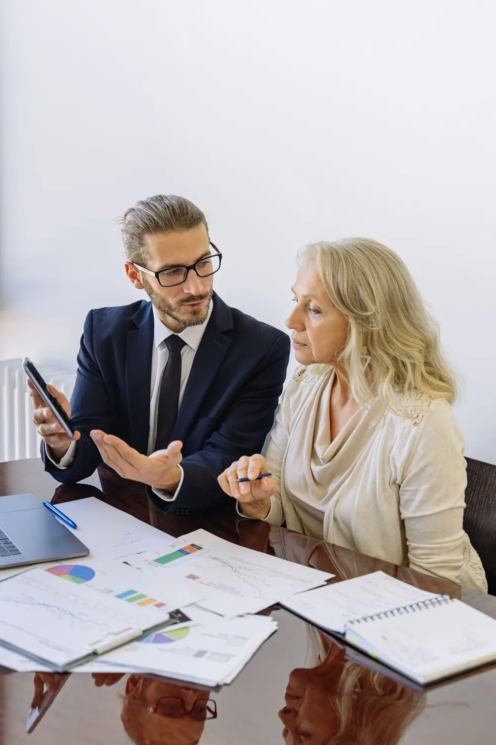 Consultor explicando uma proposta a uma cliente